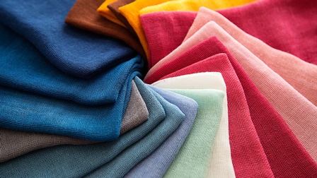 Nahaufnahme bunter Stofftücher