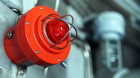 Nahaufnahme einer roten Warnleuchte, die an einer Metallvorrichtung montiert ist 