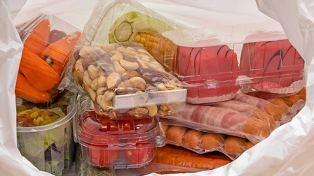 Frische Lebensmittel in transparenter Sichtverpackung aus Plastik