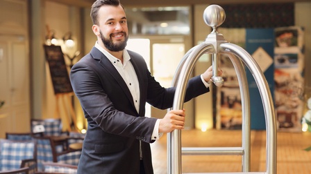 Gepäckträger in einem Hotel