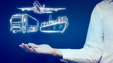 Eine Person mit nach oben geöffneter Hand und darüber die Umrisse eines Flugzeugs, Schiffes und Lastwagens