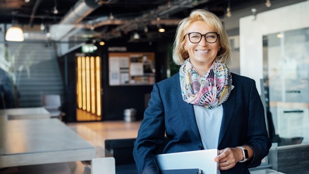 Erfolgreiche Unternehmerin im Büro