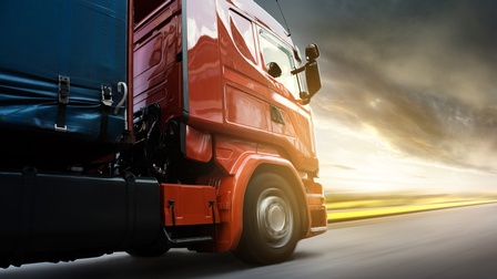 Truck. LKW, Straße, Autobahn, Sonnenuntergang