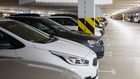 In einer Parkgarage parken viele verschiedene Autos
