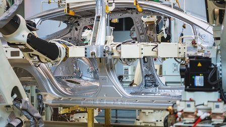 Roboterarm, der Arbeiten an Fahrzeugkarosserie vornimmt