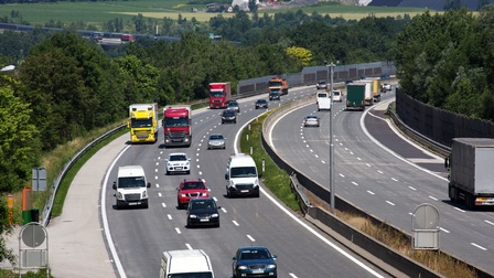 Lkws und Pkws auf Autobahn