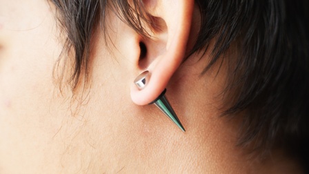 Nahaufnahme von einem Ohr mit Piercing
