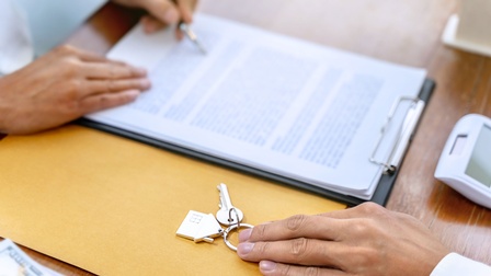 Eine Person bei der Vertragsunterzeichnung