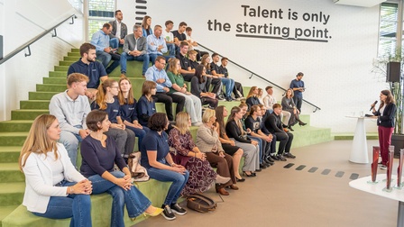 Lehrlinge sitzen beim Lehrlingshackaton zusammen und unterhalten sich