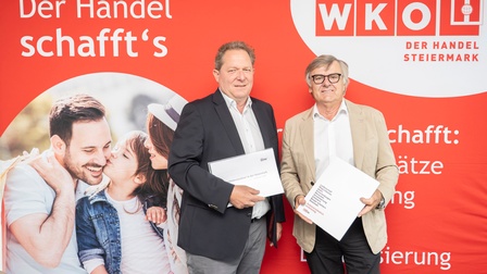 Obmann Gerhard Wohlmuth und Peter Voithofer vom Institut für Österreichs Wirtschaft blicken auf ein herausforderndes erstes Halbjahr für den steirischen Handel zurück.