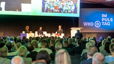 Interview mit Rangnick auf der Bühne vor vollem Saal