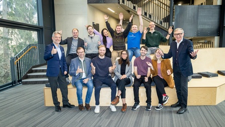 WKO Steiermark Präsident Josef Herk (r.) gratuliert gemeinsam mit Thomas Krautzer von der Universität Graz, JW-Vorsitzendem Christian Wipfler und Unicorn-Geschäftsführer Bernhard Weber (v.l.) den erfolgreichen Start-ups, die sich über einen neuen Coworking-Arbeitsplatz freuen dürfen.