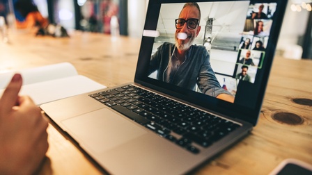 Laptopbildschirm mit mehreren Personen in einem Videocall