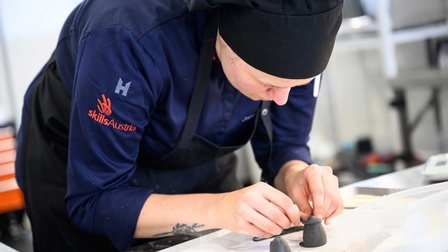 Die Konditorin Jana Bacher während der AustrianSkills 2023