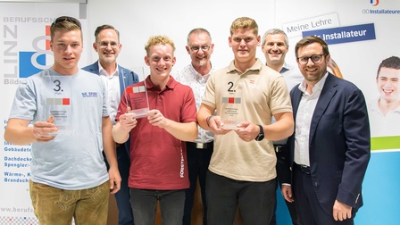 Simon Hubmer (3. Platz), Fa. Ing. Dietmar Waser / Spartenobmann Mst. Michael Pecherstorfer / Felix Aistleitner (1. Platz), Fa. Forstenlechner GmbH / Berufsschuldirektor Dipl.Päd Georg Burg / Florian Grinninger (2. Platz), Fa. Leibetseder GmbH & Co. KG / Berufsschuldirektor-Stellvertreter Vl. Mst. Ing. Dipl.-Ing. (FH) Alexander Hauer / Landesinnungsmeister Mag. Markus Redl 