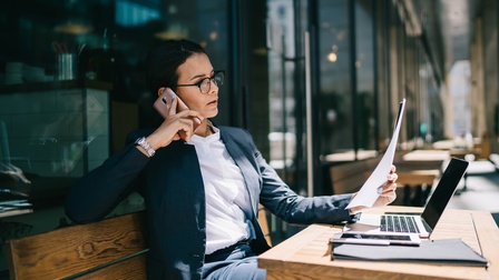 Person sitzt vor Laptop und arbeitet