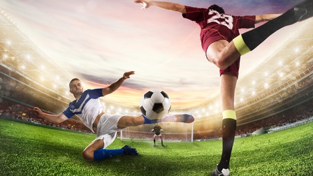 3D-Rendering von zwei Personen in Stadion beim Fußballspiel, Person in rotem Trikot mit Nummer 23 in Rückenansicht holt zum Kick aus, andere Person in blauweißem Trikot zu Boden stürzend kurz vor Kick auf den Fußball, im Hintergrund Tor und weitere Person