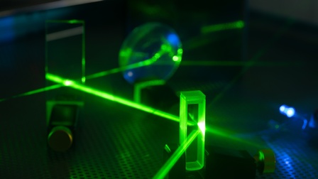 Experiment mit Laser in einem photonischen Labor