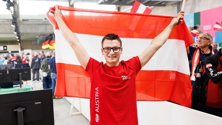 Florian Demelbauer nach der Auszeichnung mit der Medallion for Excellence im Beruf Elektrotechnik bei den EuroSkills 2025 Herning