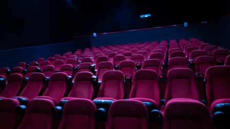 Leere rote Sitzplätze in einem Kinosaal