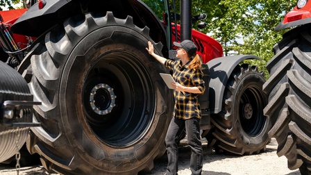 Eine Frau wartet einen Traktor 