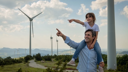 Ein Mann trägt ein Kind auf den Schulter 