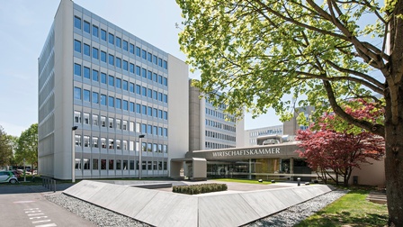 Gebäude WKO Steiermark mit Vorplatz und Bäumen
