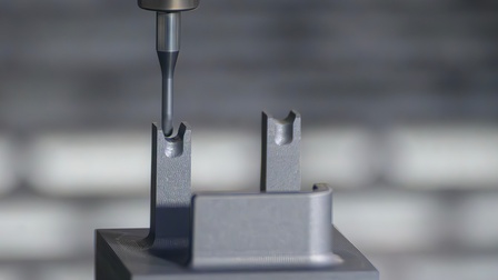 Nahaufnahme von einer CNC Maschine bei der Verarbeitung von Graphit