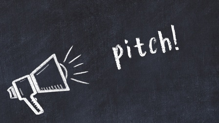 Auf einer Tafel ist ein Lautsprecher aufgemalt und das Wort pitch geschrieben