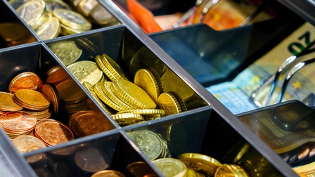 Detailansicht einer Kassalade gefüllt mit Euromünzen und Euroscheinen