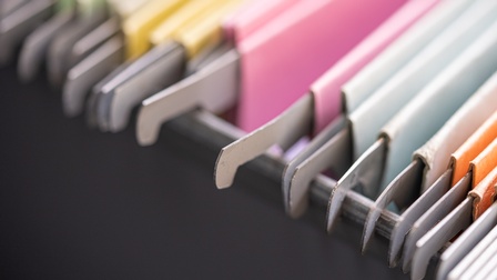 Detailansicht von Mappen auf Aktenaufhängern