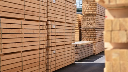 Zahlreiche Holzbretter aufeinander gestapelt
