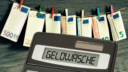 Geldwäsche, Geldscheine, Taschenrechner mit Text 