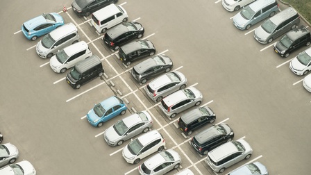 Luftansicht eines Parkplatzes mit PKWs