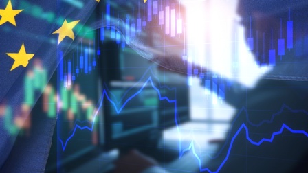 Overlay mehrere Bildelemente: Person, die auf Monitor deutet, darüberliegend statistische Kurven und blauer Stoff in Falten mit gelben Sternen