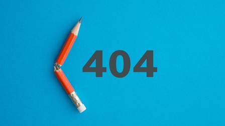 Roter in der Mitte gebrochener Bleistift mit Radiergummi neben schwarzem Schriftzug 404 auf blauem Hintergrund