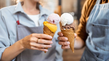 Zwei Person mit einer Eistüte gefüllt mit verschiedenen Eissorten