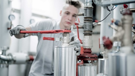 Ein Installateur bei der Montagearbeit