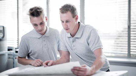 Zwei Installateure im Gespräch