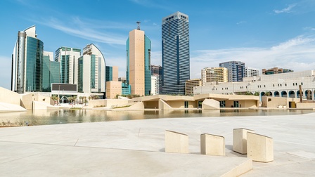 Stadtansicht Abu Dhabi: Panoramablick auf die modernen Wolkenkratzer am Wasser gelegen<br />

