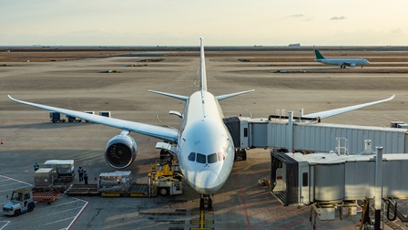 Ein Passagierflugzeug auf dem Vorfeld eines Flughafens