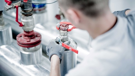 Zwei Installateure bei Montage- und Wartungsarbeiten