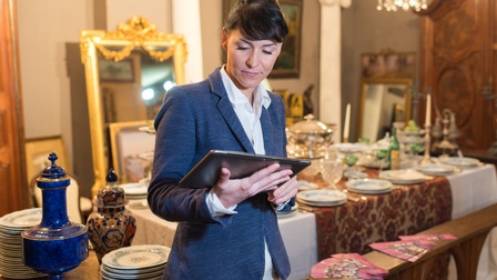 Person arbeitet in einem Antiquitätengeschäft