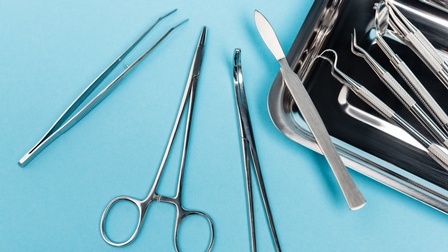 Detailansicht von Dentalwerkzeugen auf blauem Untergrund