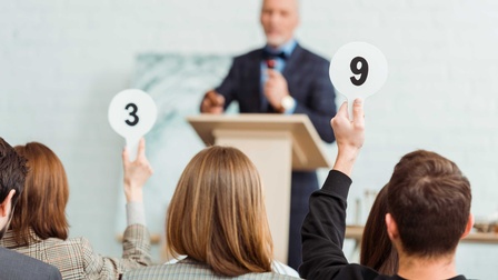 Ein Auktionator bei einer Versteigerung