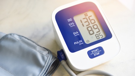 Detailansicht eines Blutdruckmessgerätes mit den Werten 136|89|85 am Display