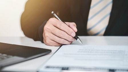 Mann unterzeichnet Vertrag