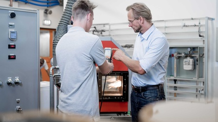 Zwei Installateure bei Montage- und Wartungsarbeiten