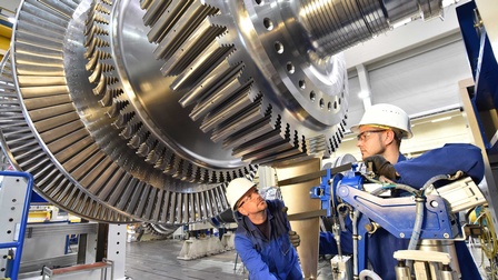 Zwei Metallarbeiter bei der Anfertigung einer Turbine