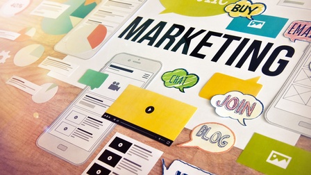 Collage-Konzept mobiles Marketing mit verschiedenen Elementen auf einem Tisch aufgelegt